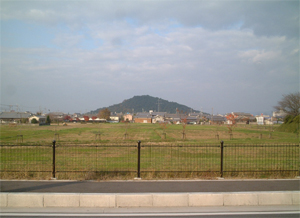 耳成山を藤原宮跡の方向から撮影した写真
