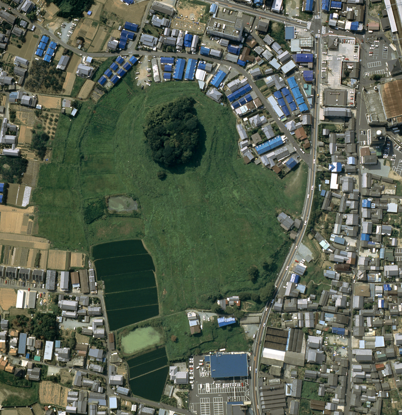 住宅地に囲まれた緑豊かな古墳の航空写真