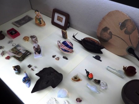 カタツムリのリアルなフィギュアやカタツムリグッズの展示の写真