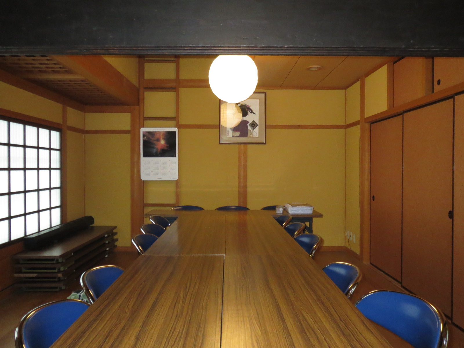 長机とパイプ椅子が向かい合わせに複数並んでいる今井まちづくりセンター集会室の写真