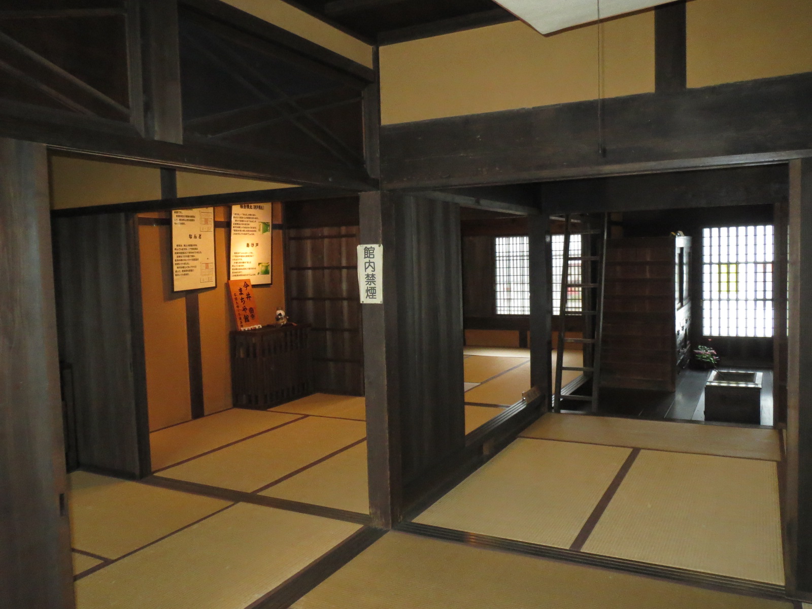 明かりがぼんやりと映る今井まちや館和室の室内の写真
