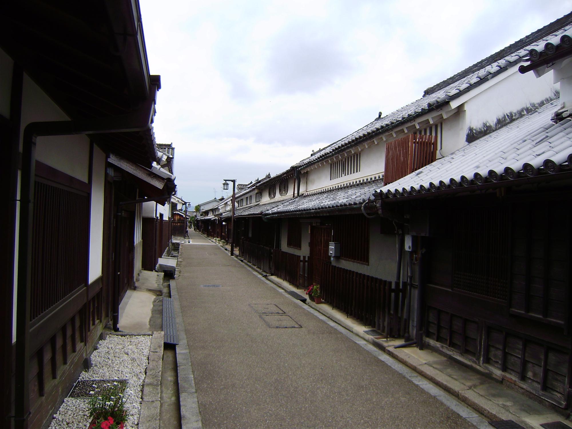 橿原市今井町伝統的建造物群保存地区の中町筋の写真