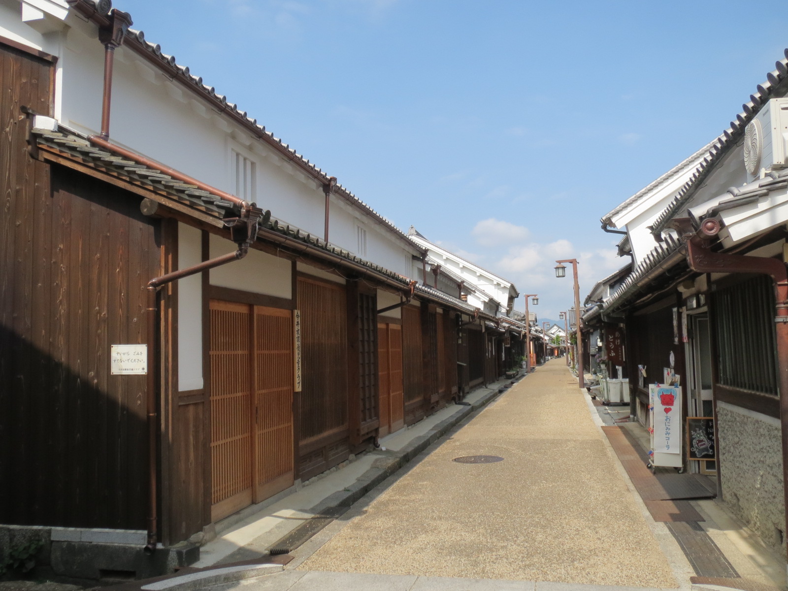 橿原市今井町伝統的建造物群保存地区の本町筋の写真
