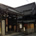 黒い屋根が印象的な称念寺本堂の様子を撮影した写真