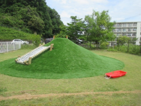 園庭の築山の写真
