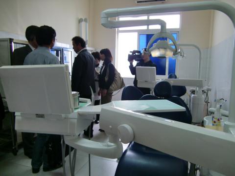 病院を見学する多数の人が写った写真