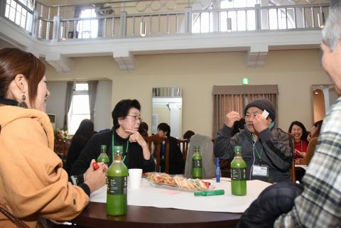 各テーブルで談笑している参加者たちの写真