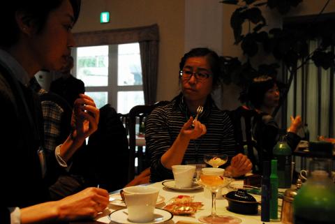参加者が各々甘味を食べながら過ごしている写真