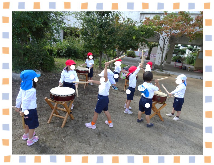 運動会ごっこで太鼓を叩いて遊んでいる写真