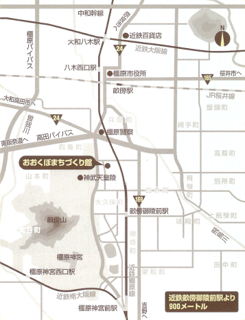 おおくぼまちづくり館の周辺地図、東側には近鉄橿原線が通っており、最寄りの駅は近鉄橿原線畝傍御陵前駅です。