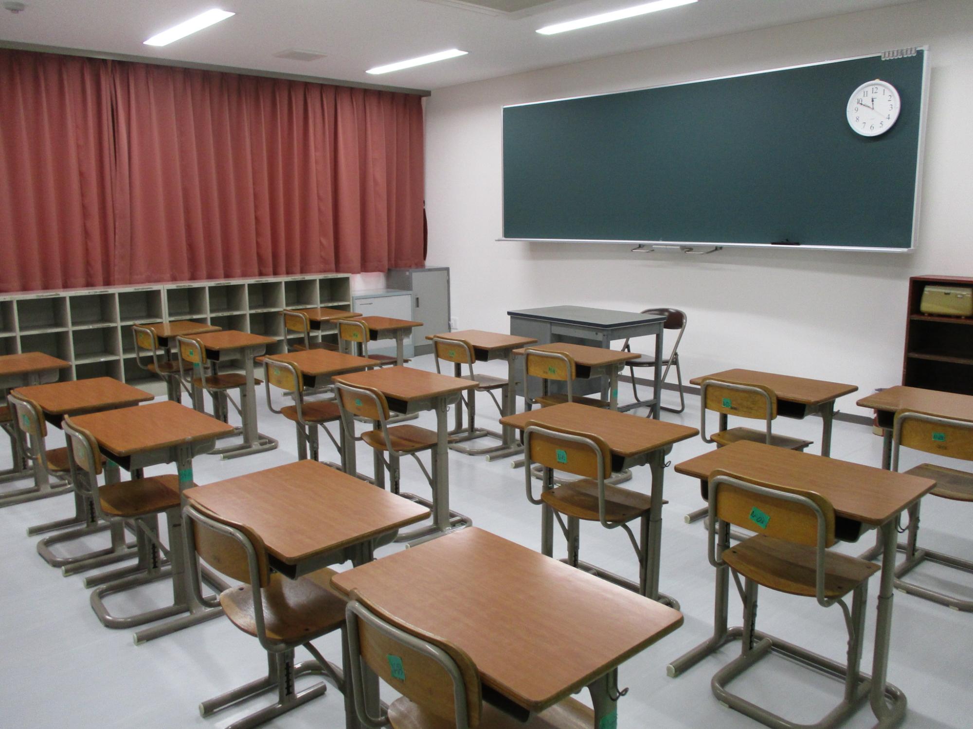 スクール形式の教室の写真