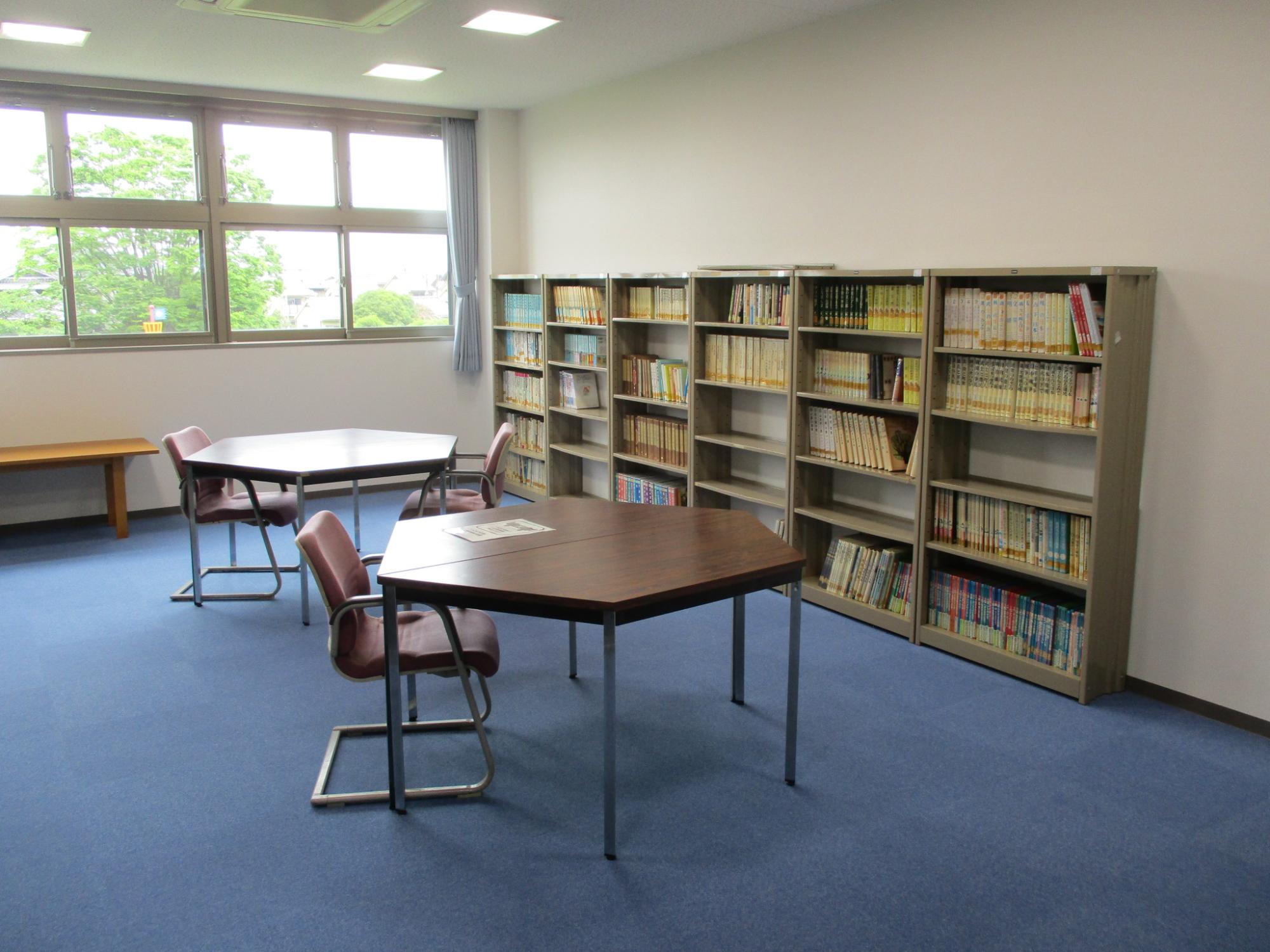 オープンスペースの図書室の写真