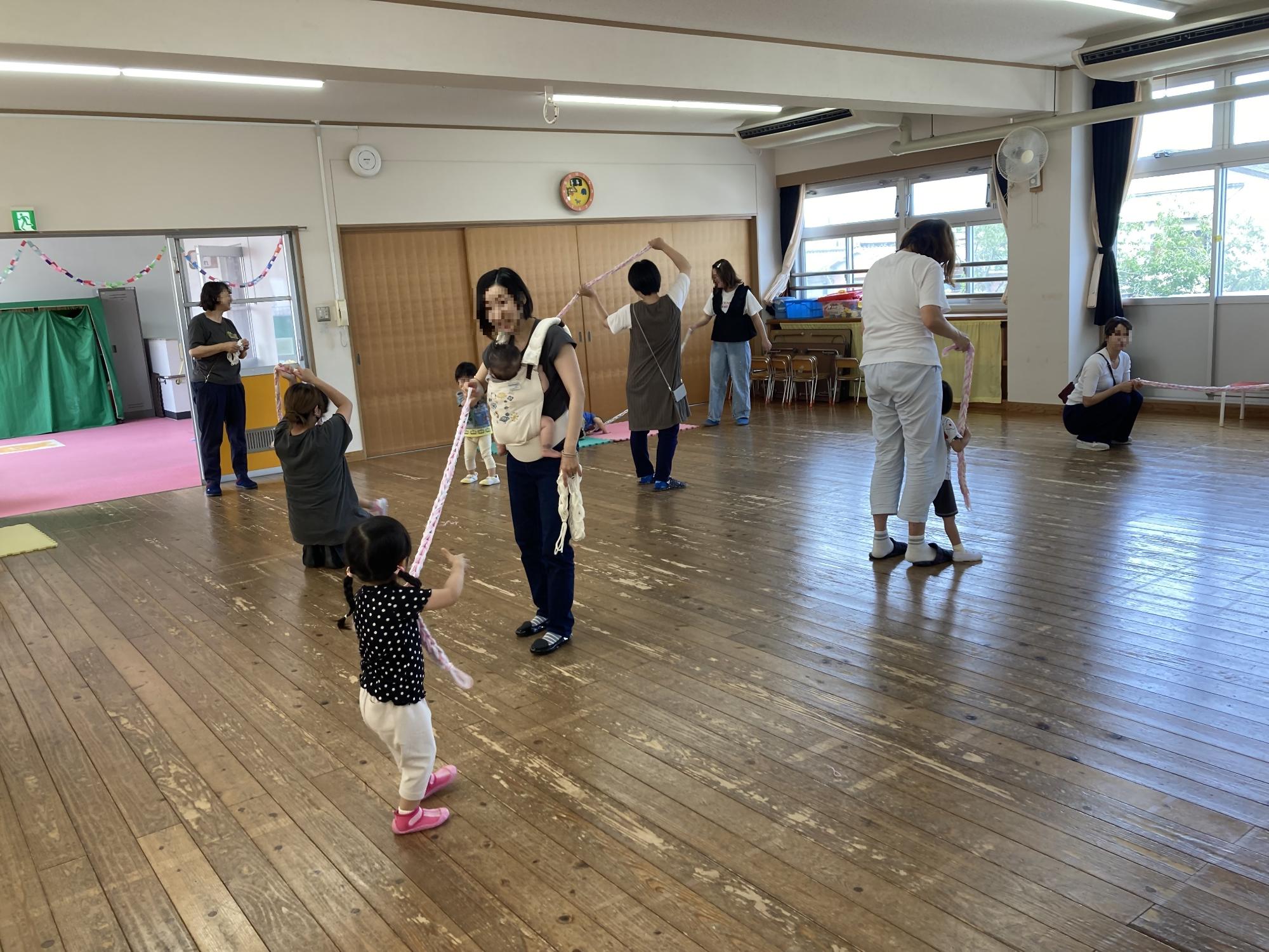 紐を使って親子で遊んでいる写真