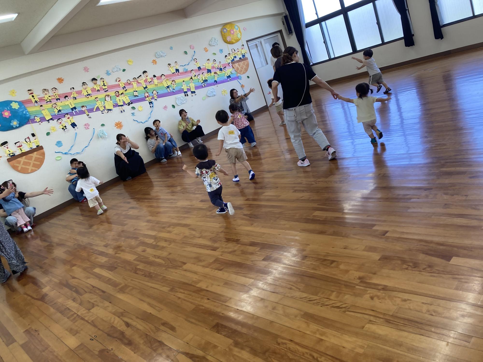 音楽に合わせて歩く子どもたちの写真