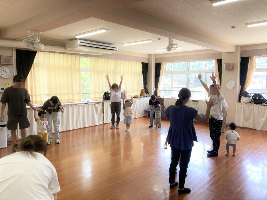 音楽にあわせて体操する親子