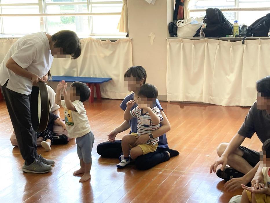 楽器で遊ぶ子ども