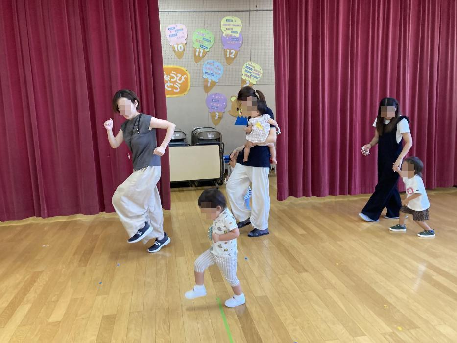 リズムに合わせて歩く子ども達の写真