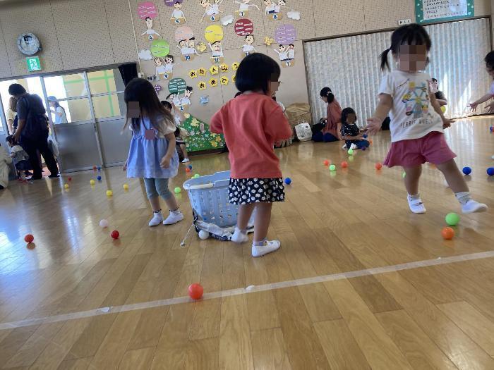 ボールで遊ぶ子ども達