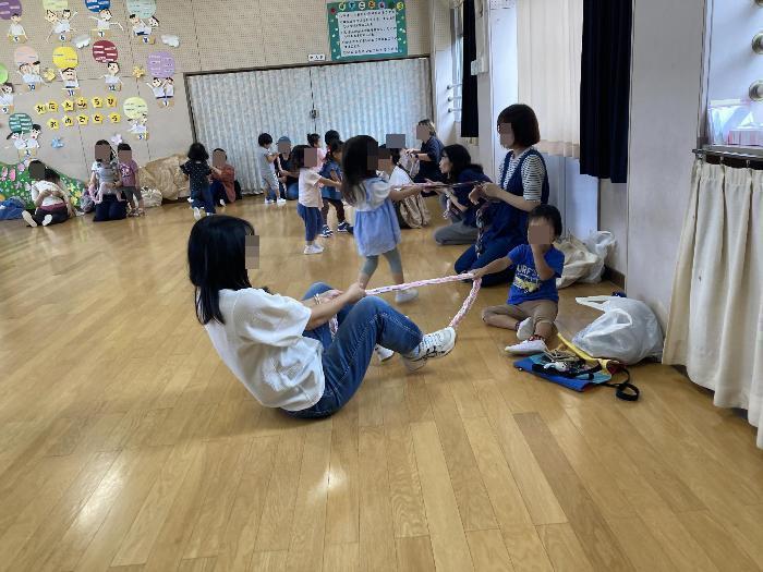 紐を使って親子で遊ぶ子ども達
