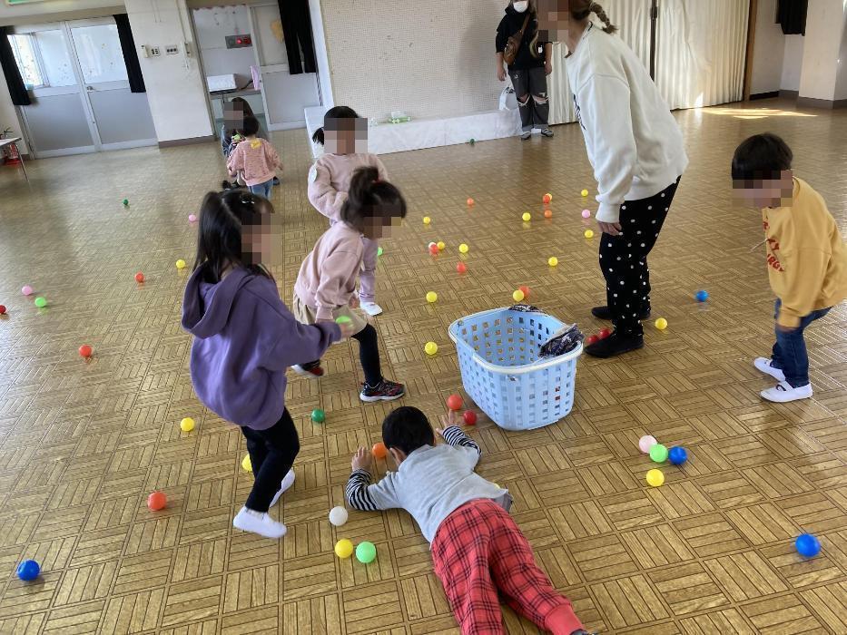 小さいボールで遊ぶ幼児の写真