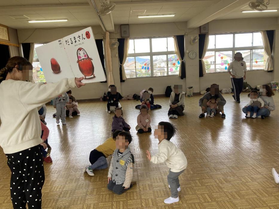 大型絵本の読み聞かせの写真