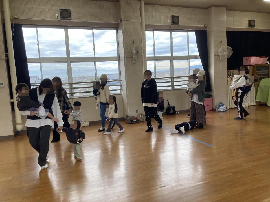 リズムに合わせて歩く親子の写真