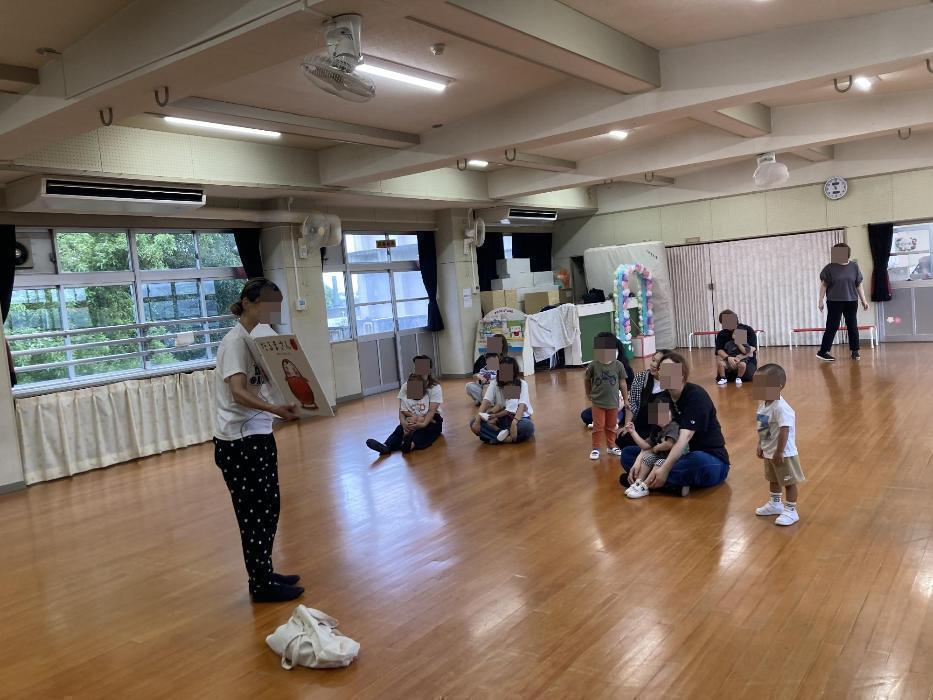 大型絵本の読み聞かせを楽しむ子ども達