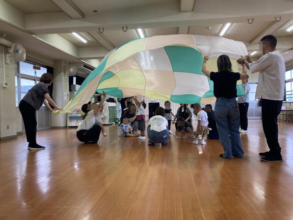 パラバルーンを楽しむ子ども達