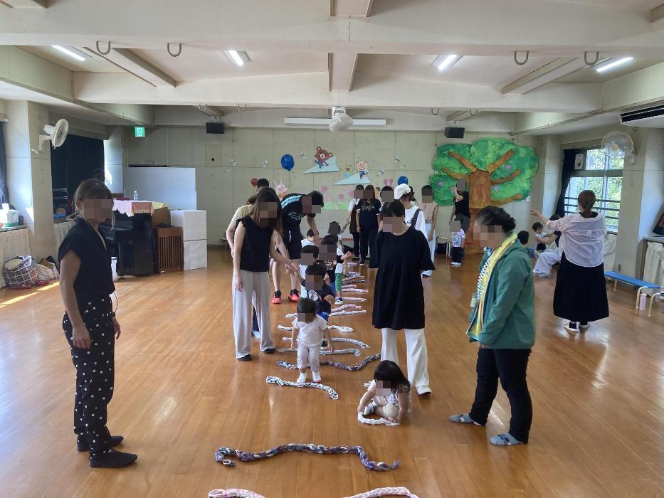 紐を使ってジャンプ遊びをする幼児の写真