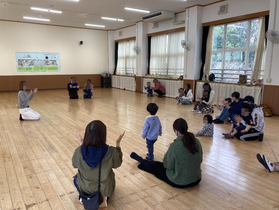 リズムに合わせて遊んでいる写真