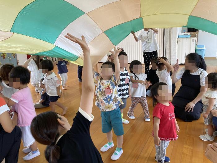 パラバルーンで遊ぶ子ども達