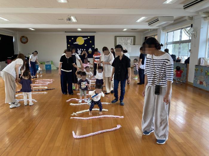 紐を並べてジャンプする子ども達