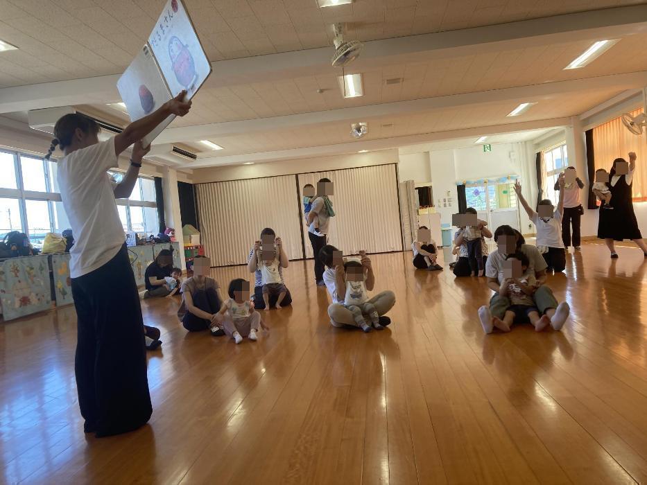 大型絵本の読み聞かせを楽しむ親子