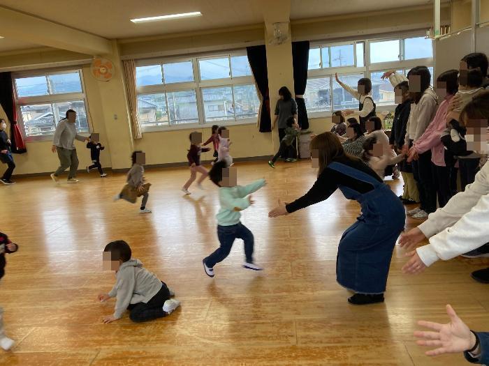 お母さんにぬかって、思い切り駆け寄る子どもたち