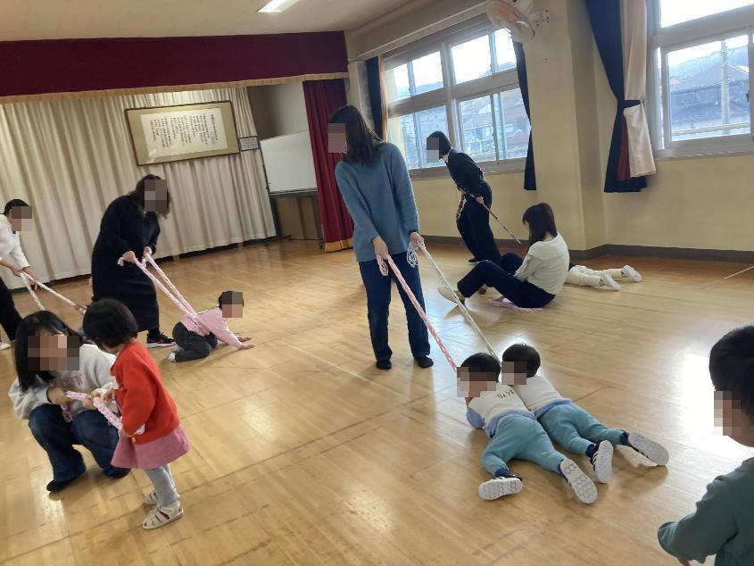 紐を使って親子で遊んでいる写真