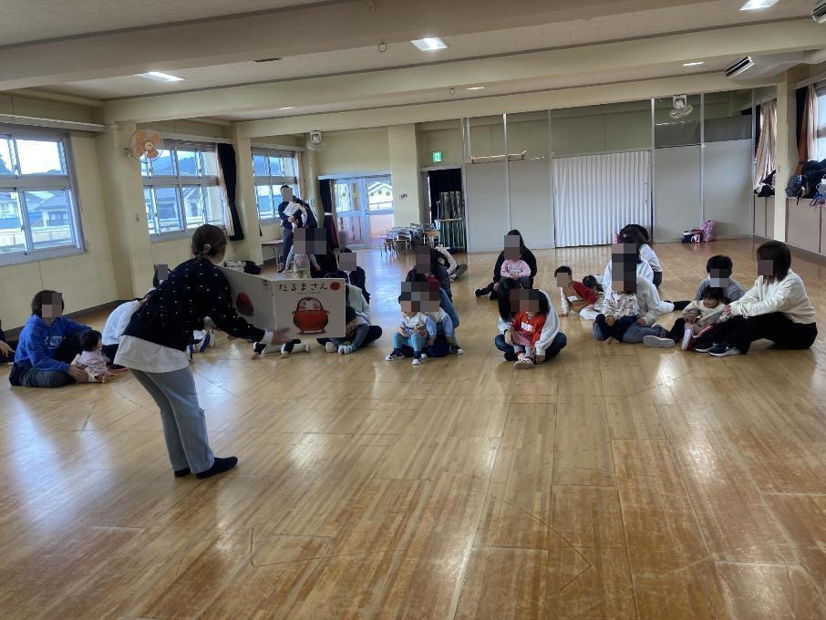 大型絵本の読み聞かせを楽しむ親子