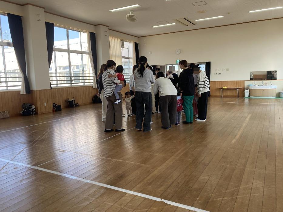 リズムに合わせて遊んでいる写真