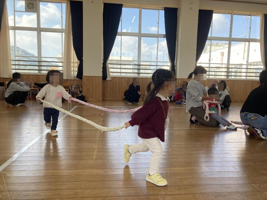 紐をもって遊んでいる子どもたちの写真
