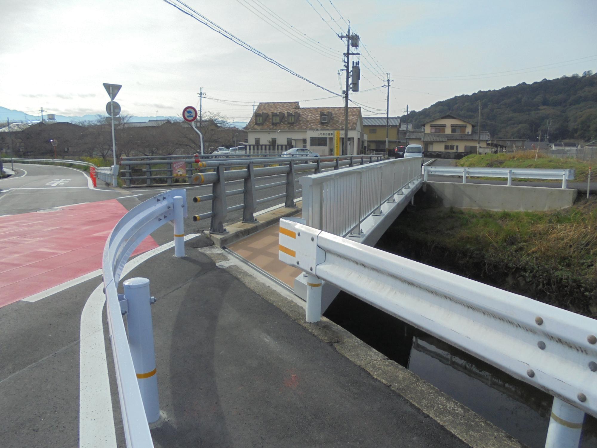 エンズ橋歩道橋の北から南を見たところの写真