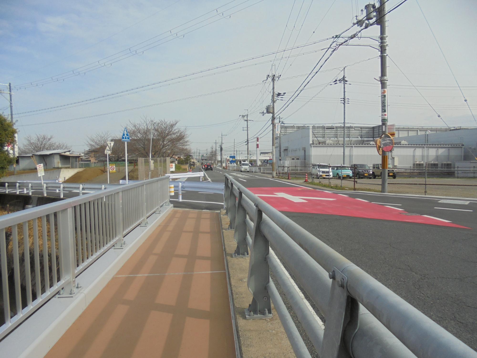 エンズ橋歩道橋の南から北を見たところの写真