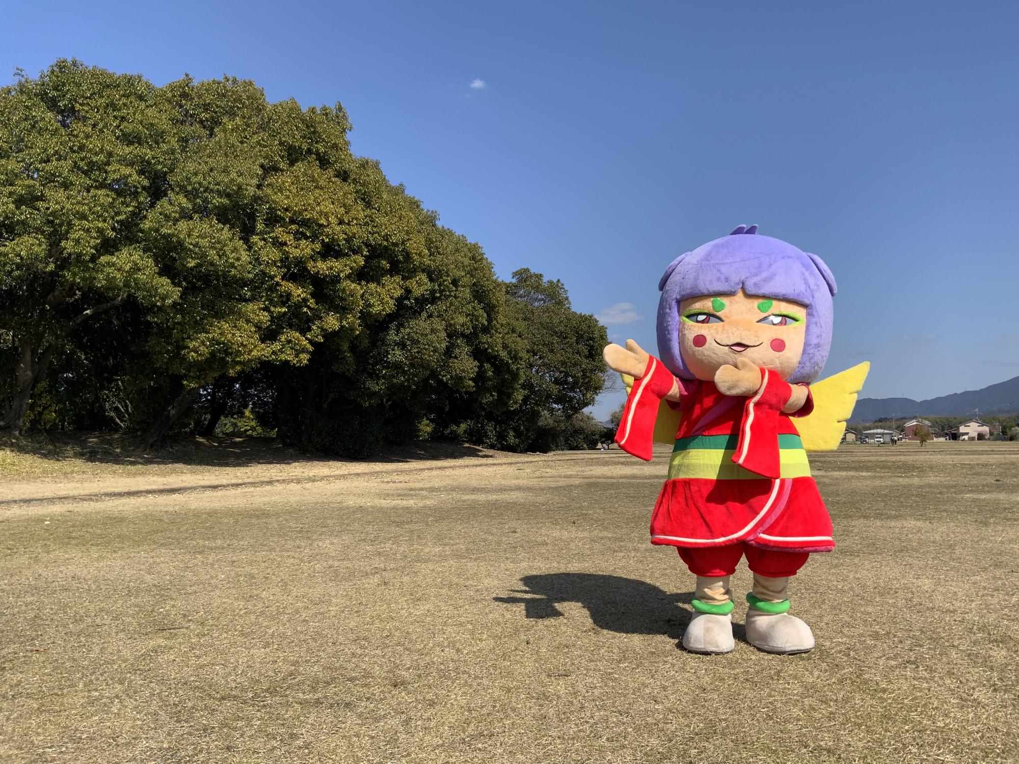 藤原宮大極殿跡を指さすさららちゃん