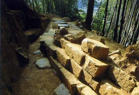 砂岩で築かれた石垣である酒船石遺跡の写真