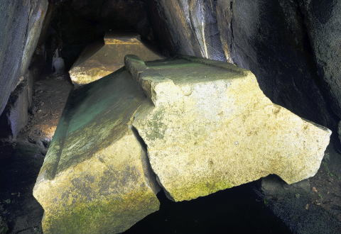 史跡として保存されている漆喰が塗られている菖蒲池古墳の写真