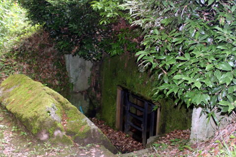 地下部分に入口があり上部が草木でおおわれている牽牛子塚古墳の写真