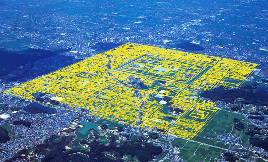 街の航空写真に、黄色で街の道路一帯をマークしてある写真