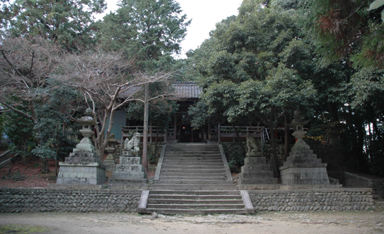 会談の左右に灯篭と狛犬がありその奥に神社の入り口がある写真