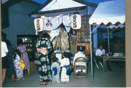 浴衣を着た女性とふたりの子どもが宮司さんの前に立ちご祈祷をしていただいている様子の写真