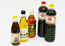 左から三杯酢、純米酒、黒酢の瓶、お醤油のボトルが並んだ写真