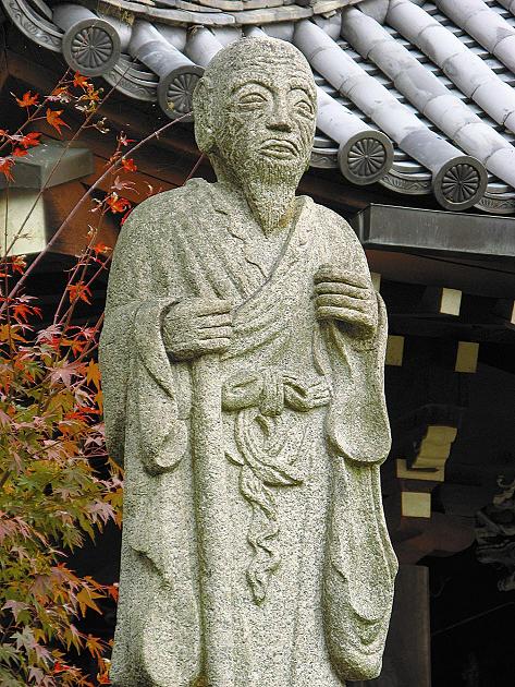 お寺のそばに設置されている仙人のおじいさんの石像の写真