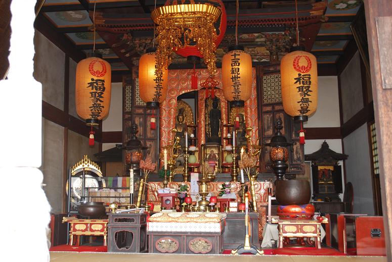 お寺の中にある観音の周りに提灯が飾られている写真